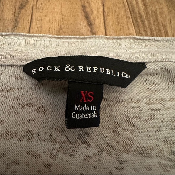 Rock & Republic Gray Purple Short Sleeve Studded Alt Grunge Crown Wings Top - Picture 4 of 9